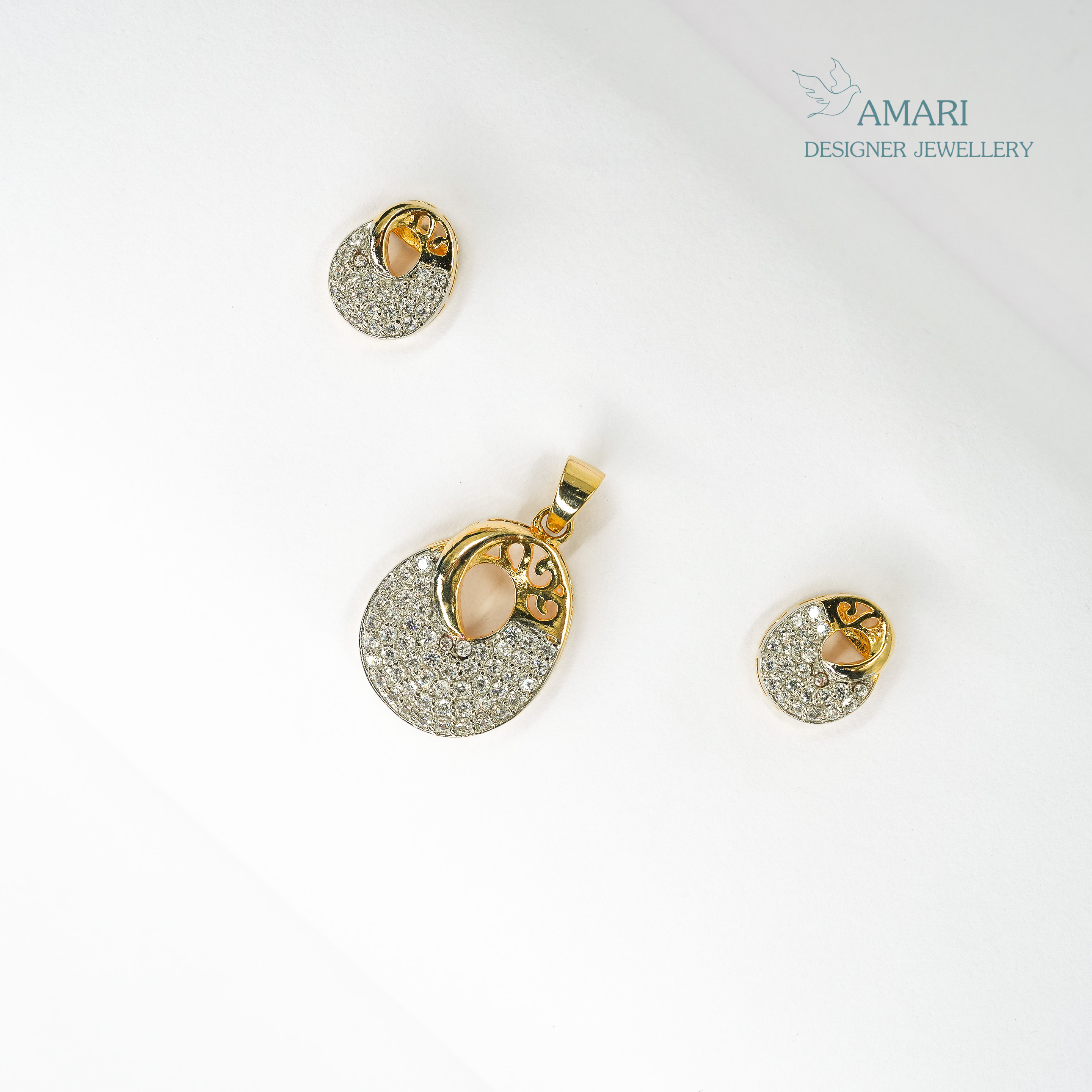 Beautiful And Elegant Pendant Set -