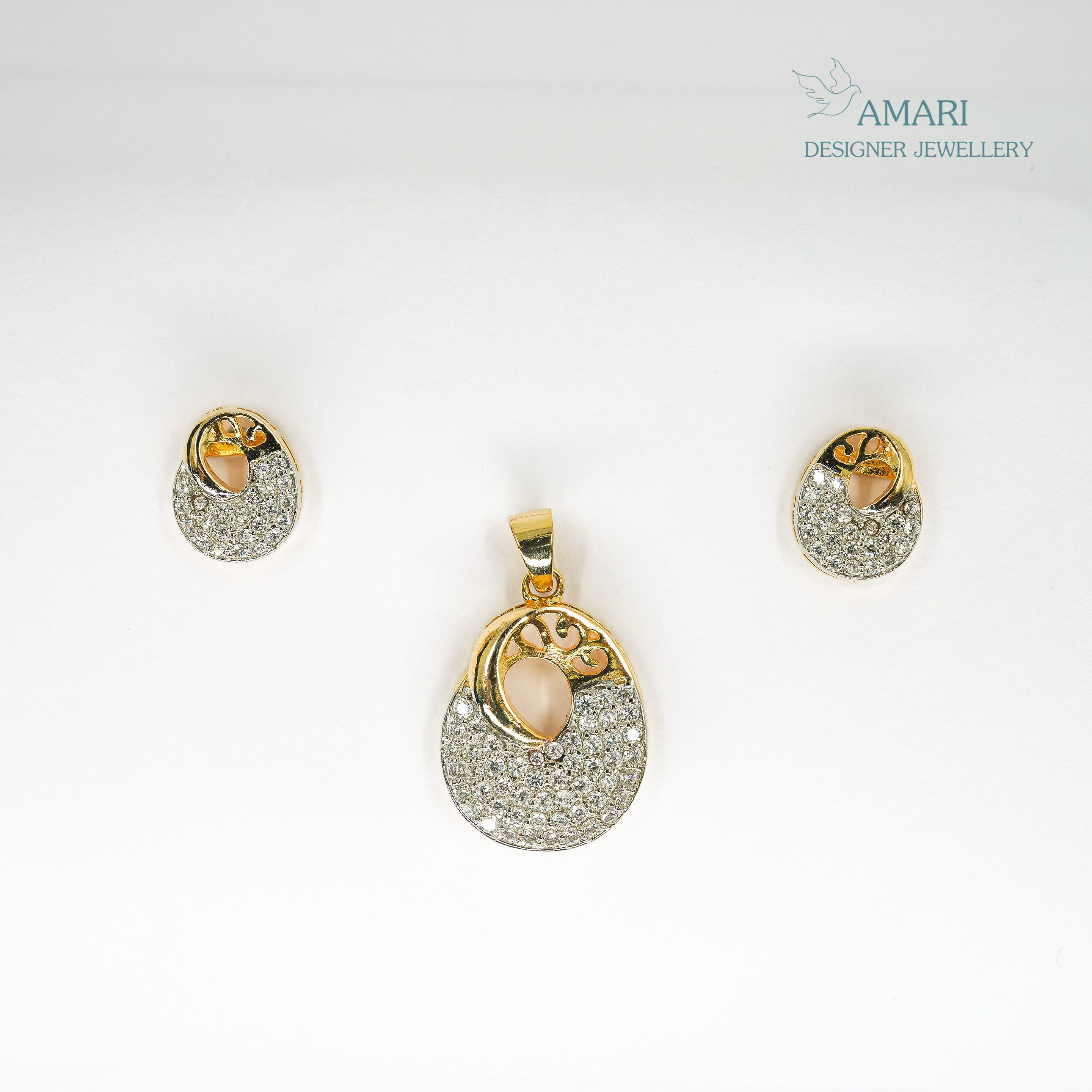 Beautiful And Elegant Pendant Set -