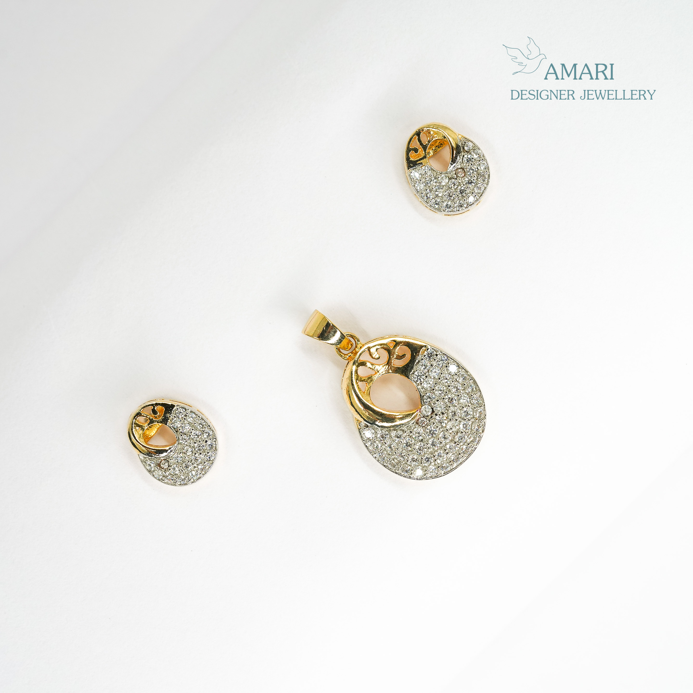 Beautiful And Elegant Pendant Set -