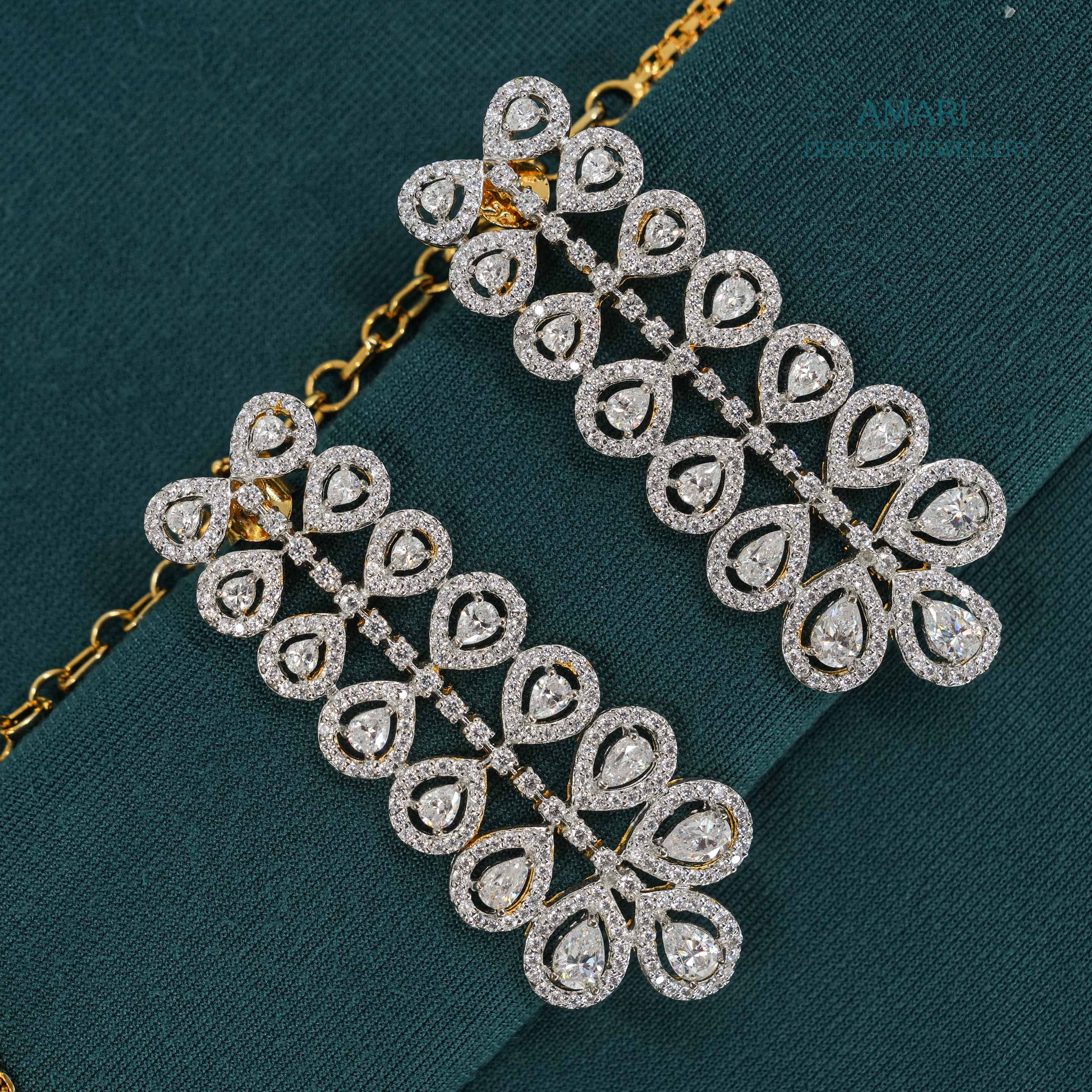 Elegant and floral Necklace -