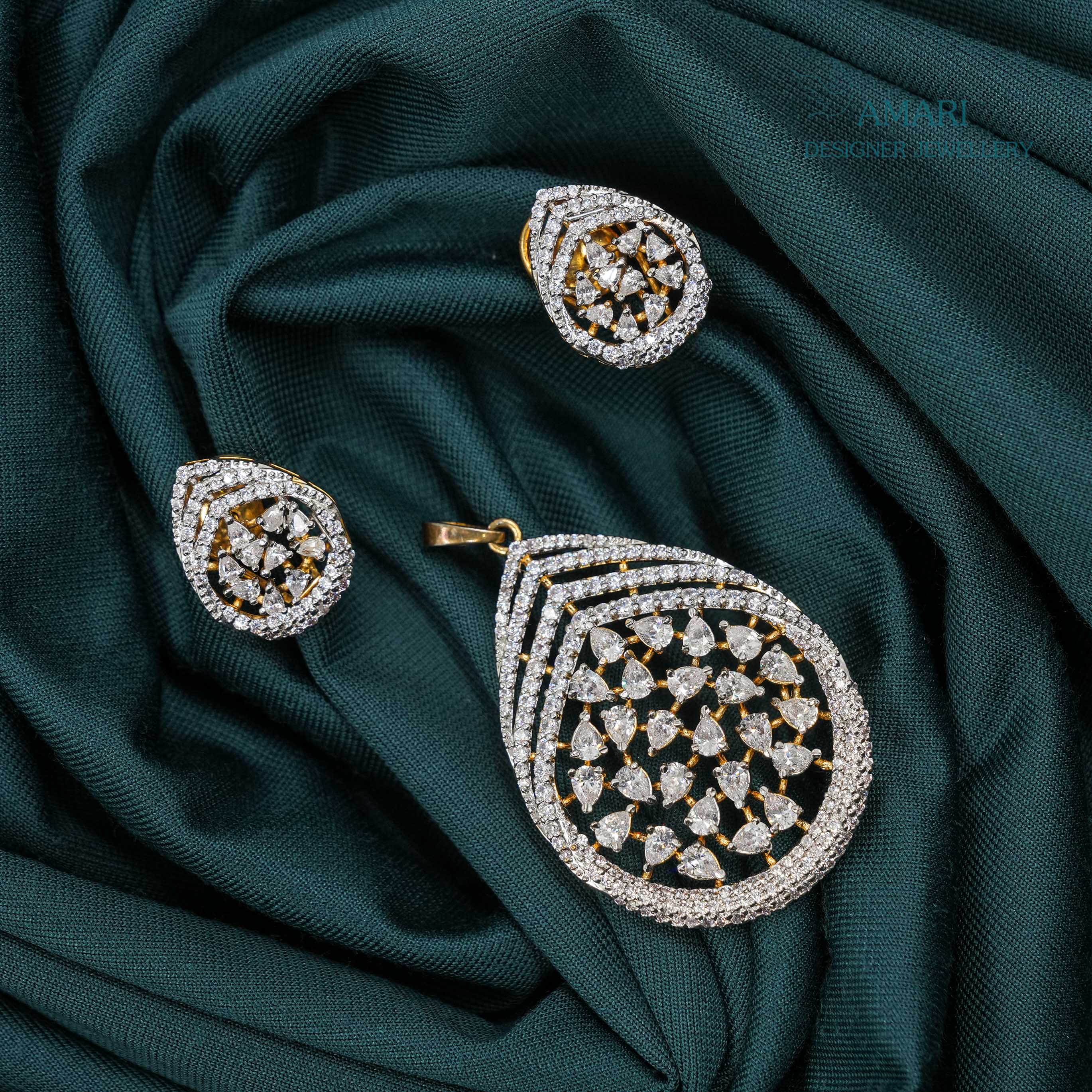 Dazzling Bloom Pendant Set -