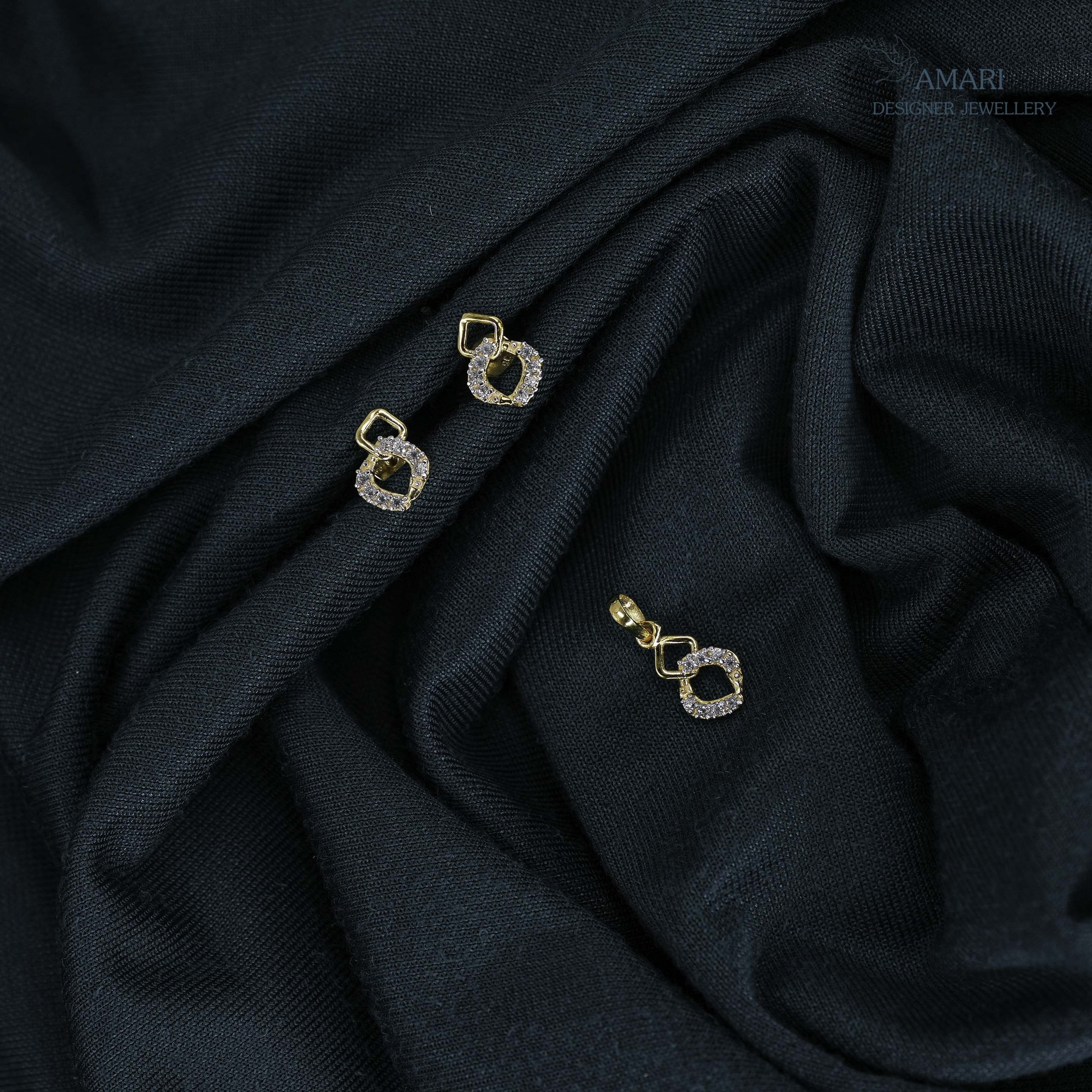 Gold Pendent Set Nine KT -