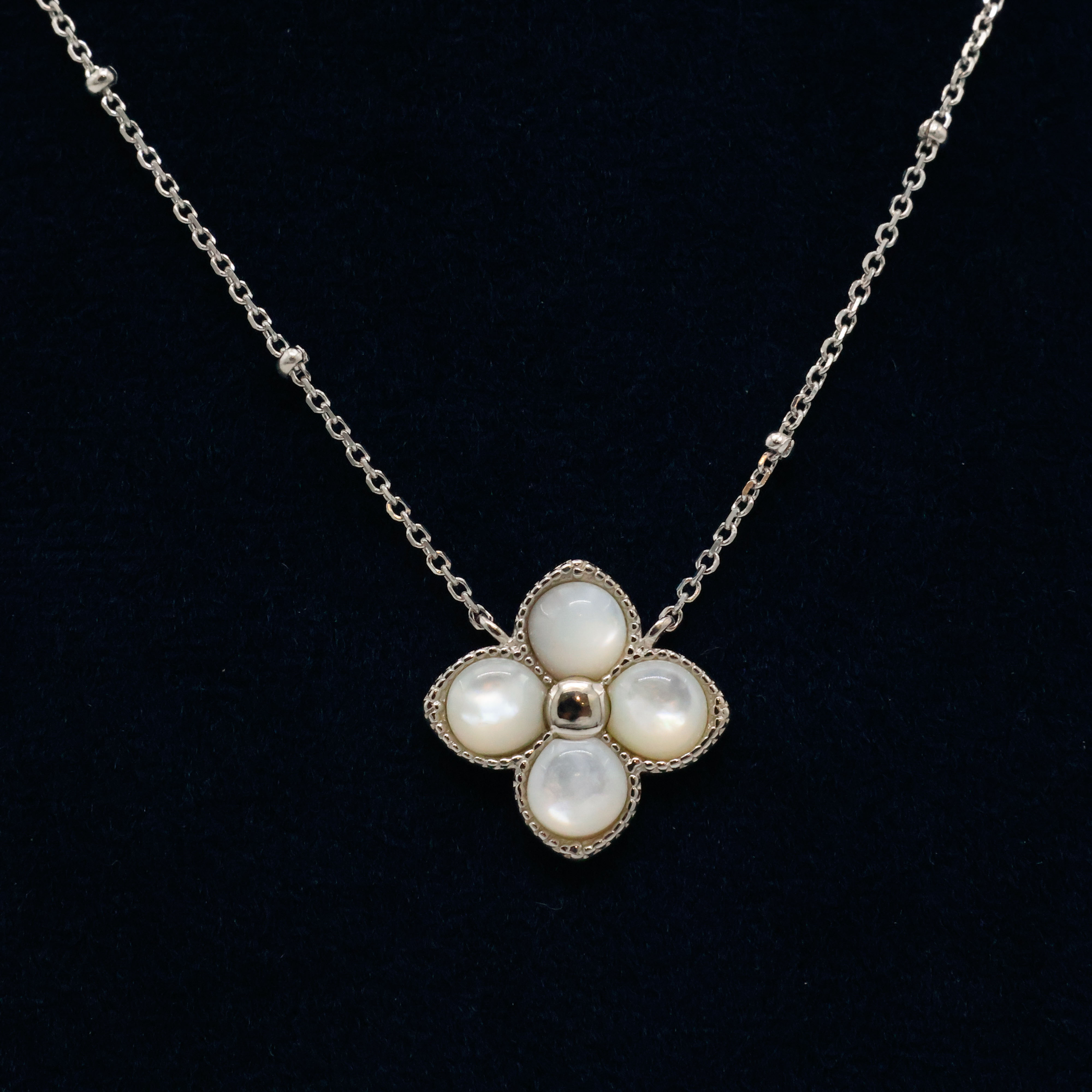 Arham Silver Palace - Silver Clover Pendant