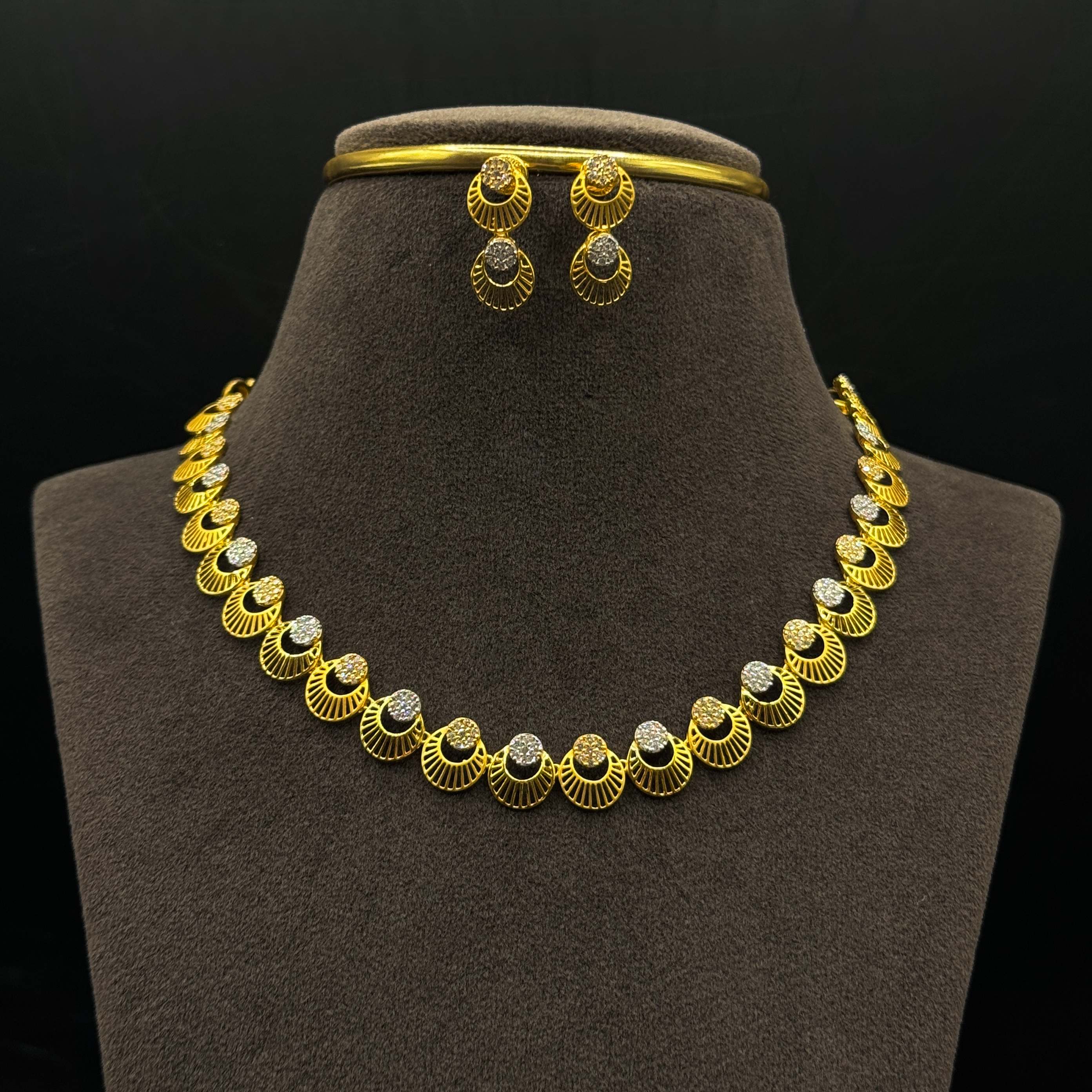 Kimtee Jewellers - Delicate 18K Gold Necklace Set