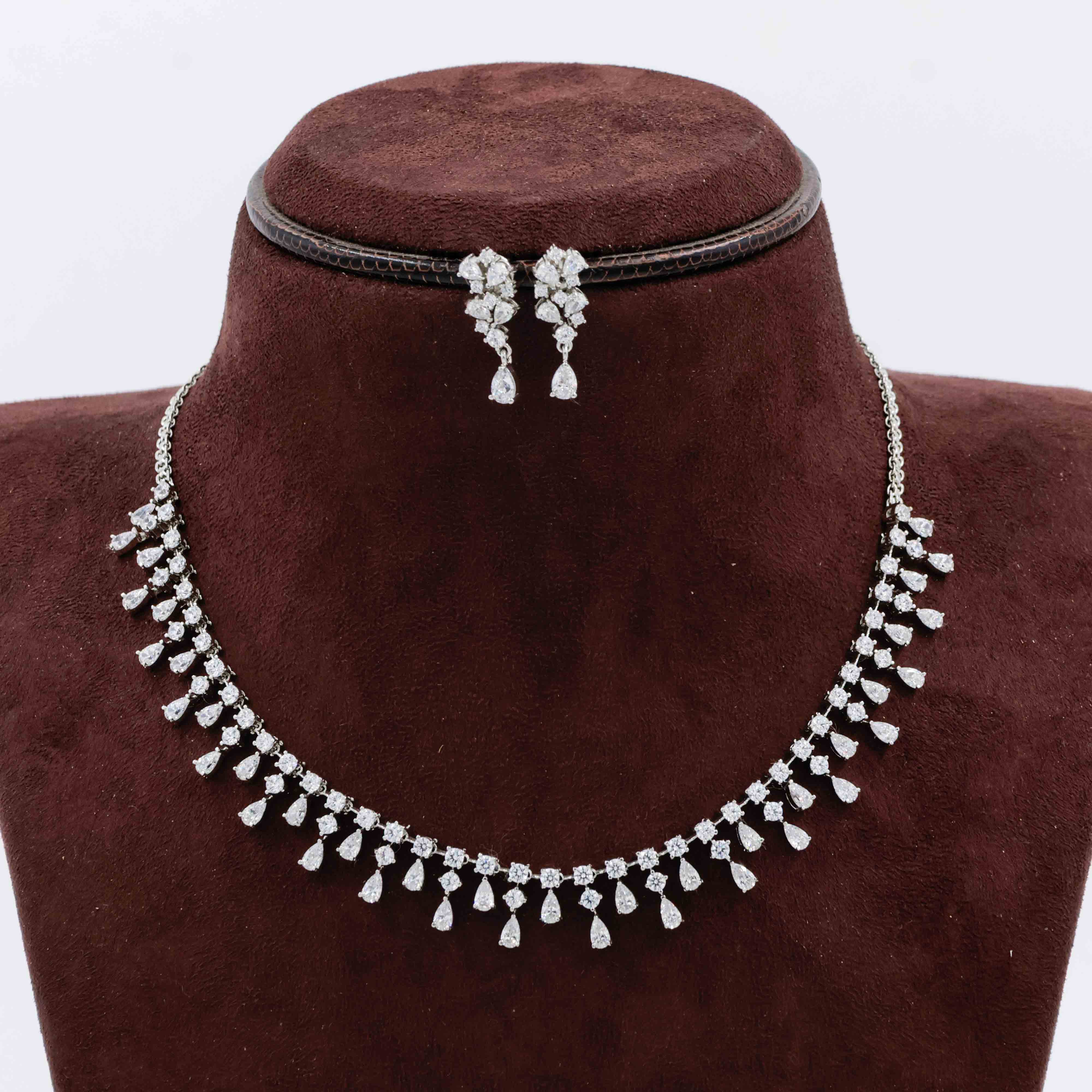 Graceful Leaf Motif Diamond Necklace Set - 