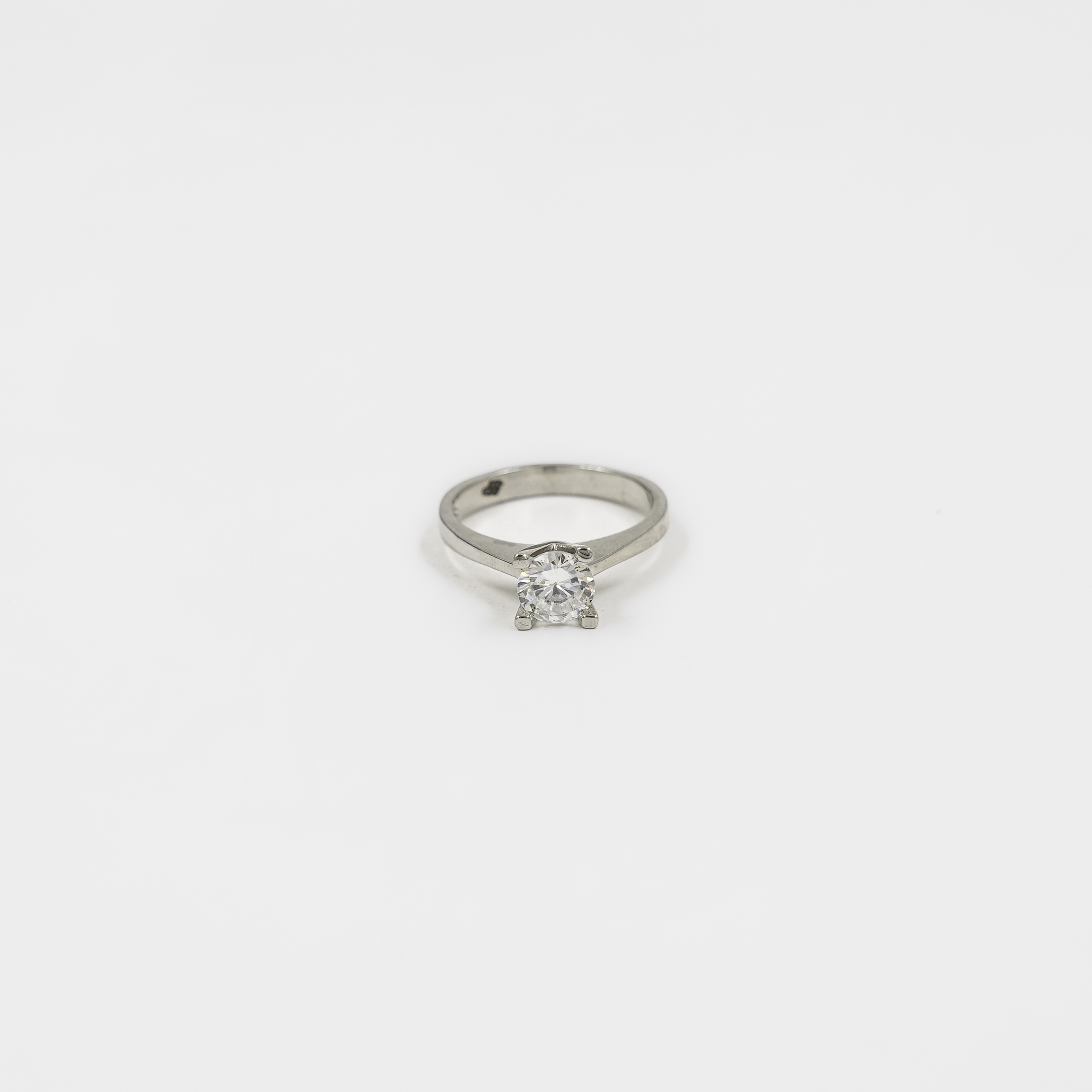 Elegant Silver Round Cut Solitaire Ring