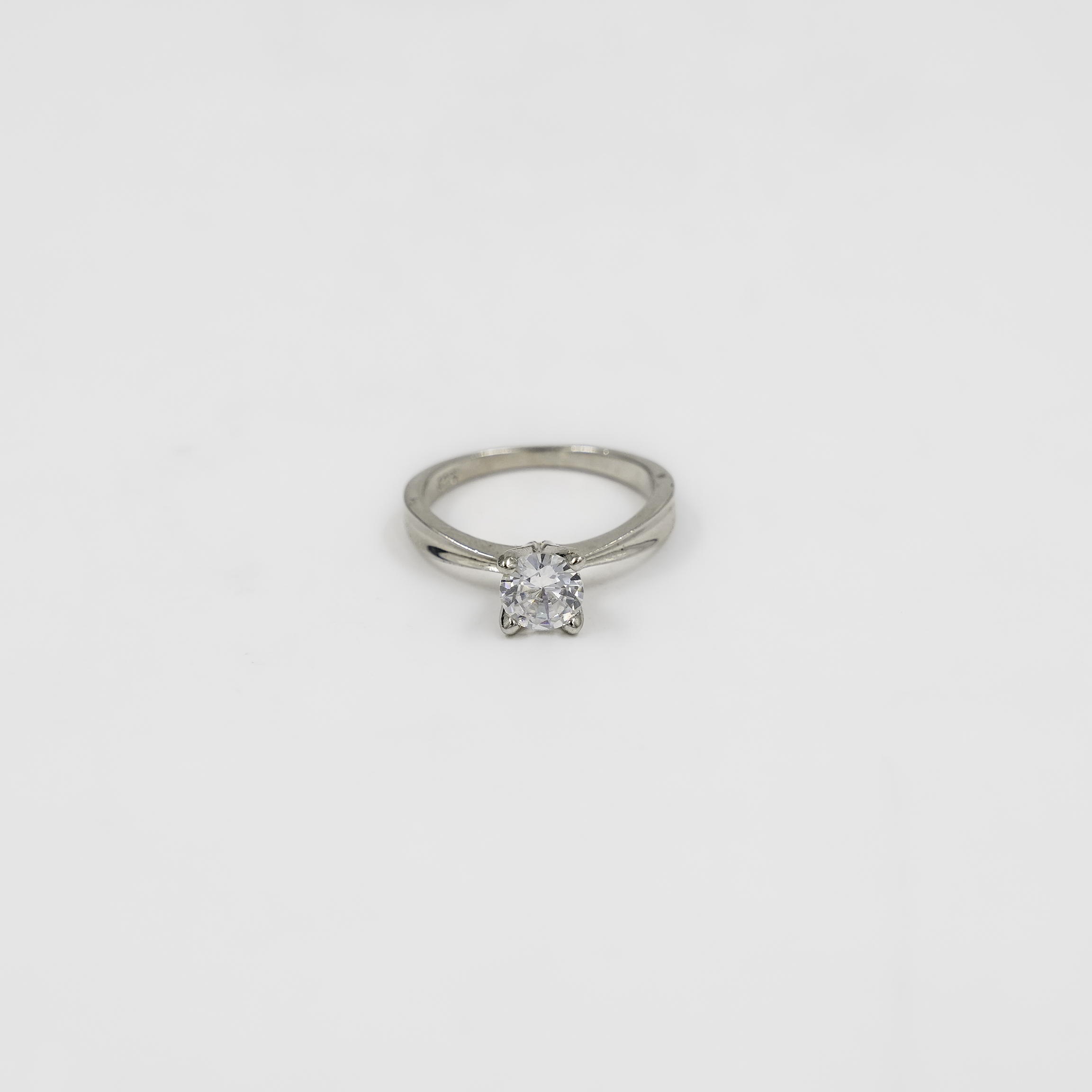 Elegant Sterling Silver Solitaire Ring Round