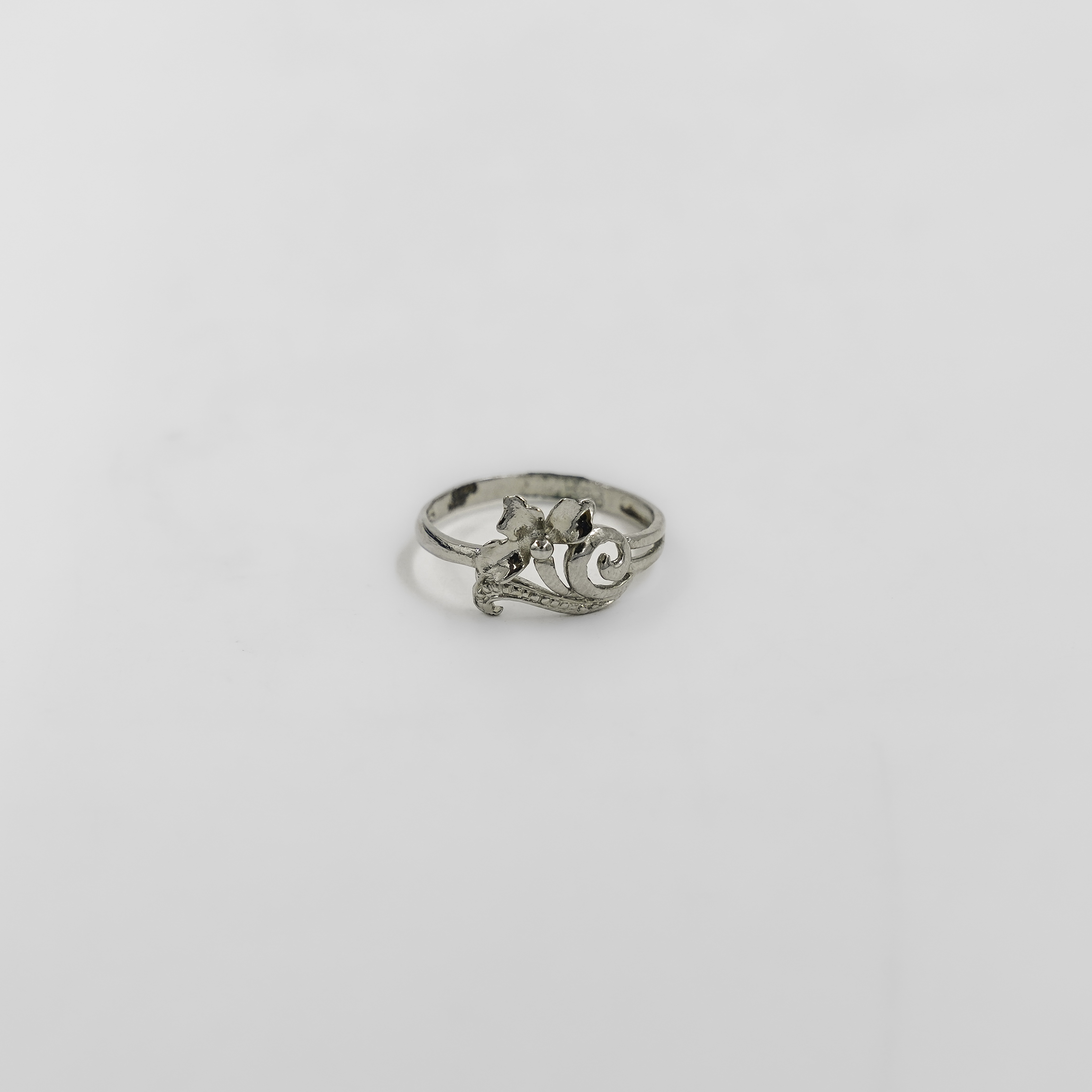 Elegant Silver Filigree Ring Accessory