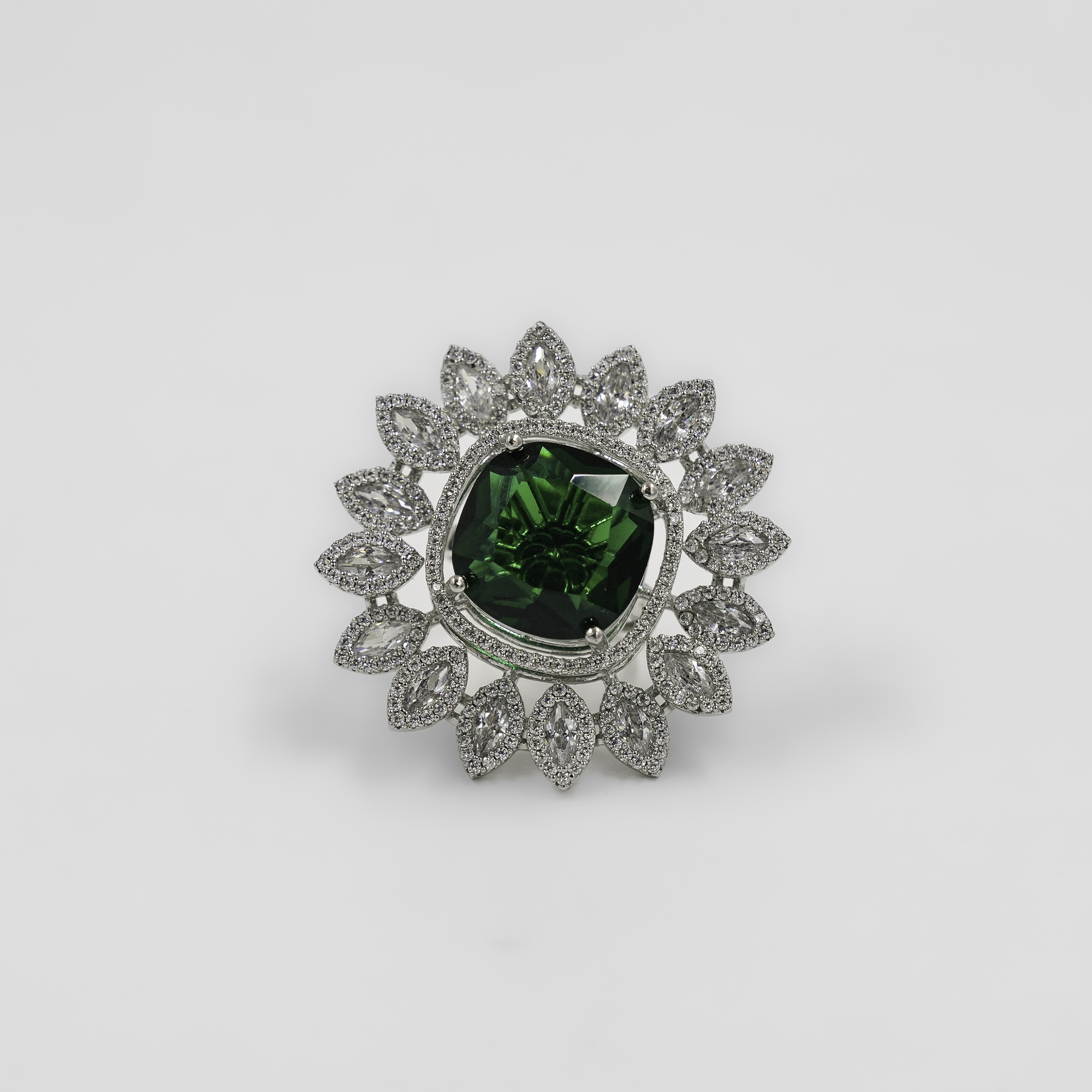 Elegant Sterling Silver Ring Green Gemstone