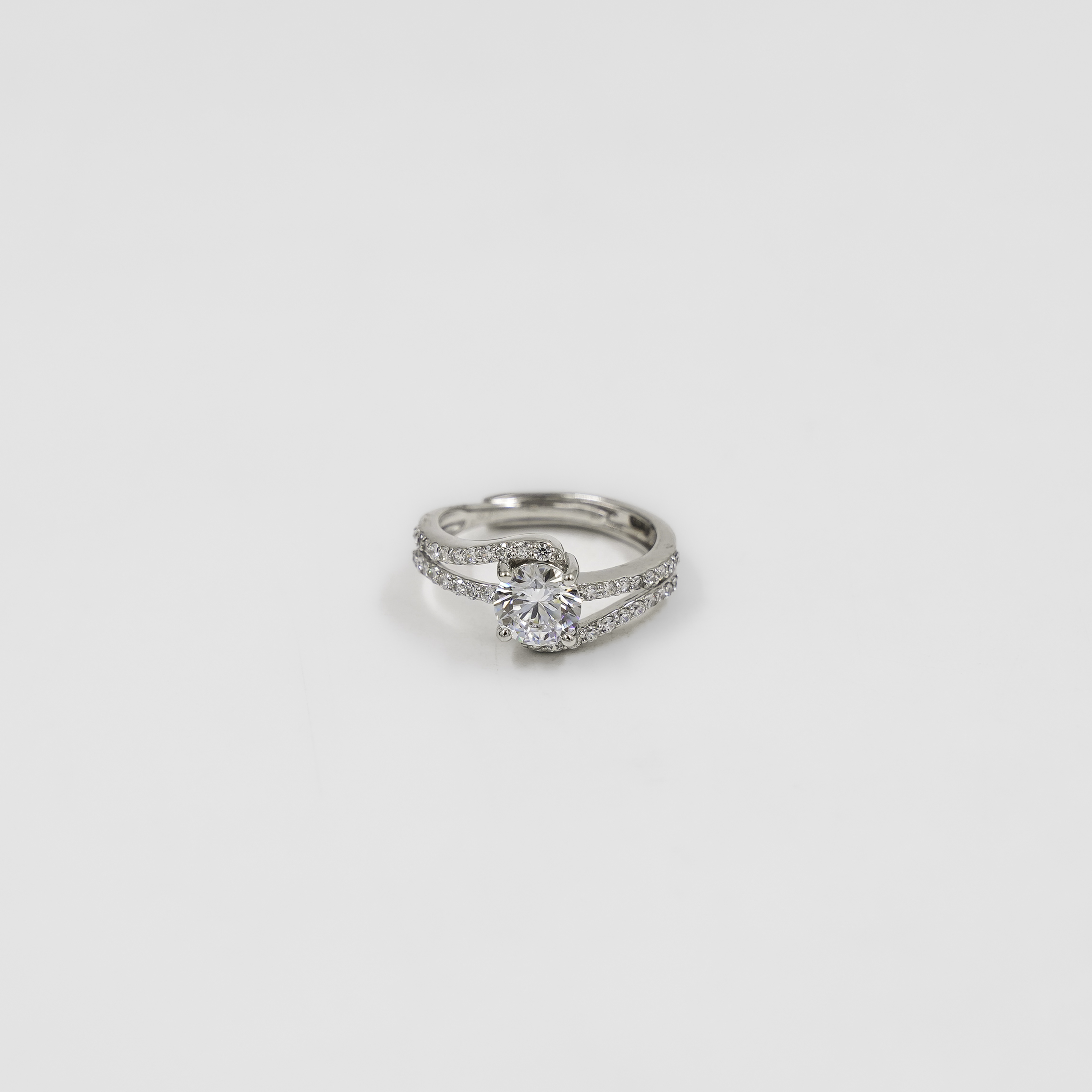 Elegant Sterling Silver Brilliant Cut Ring