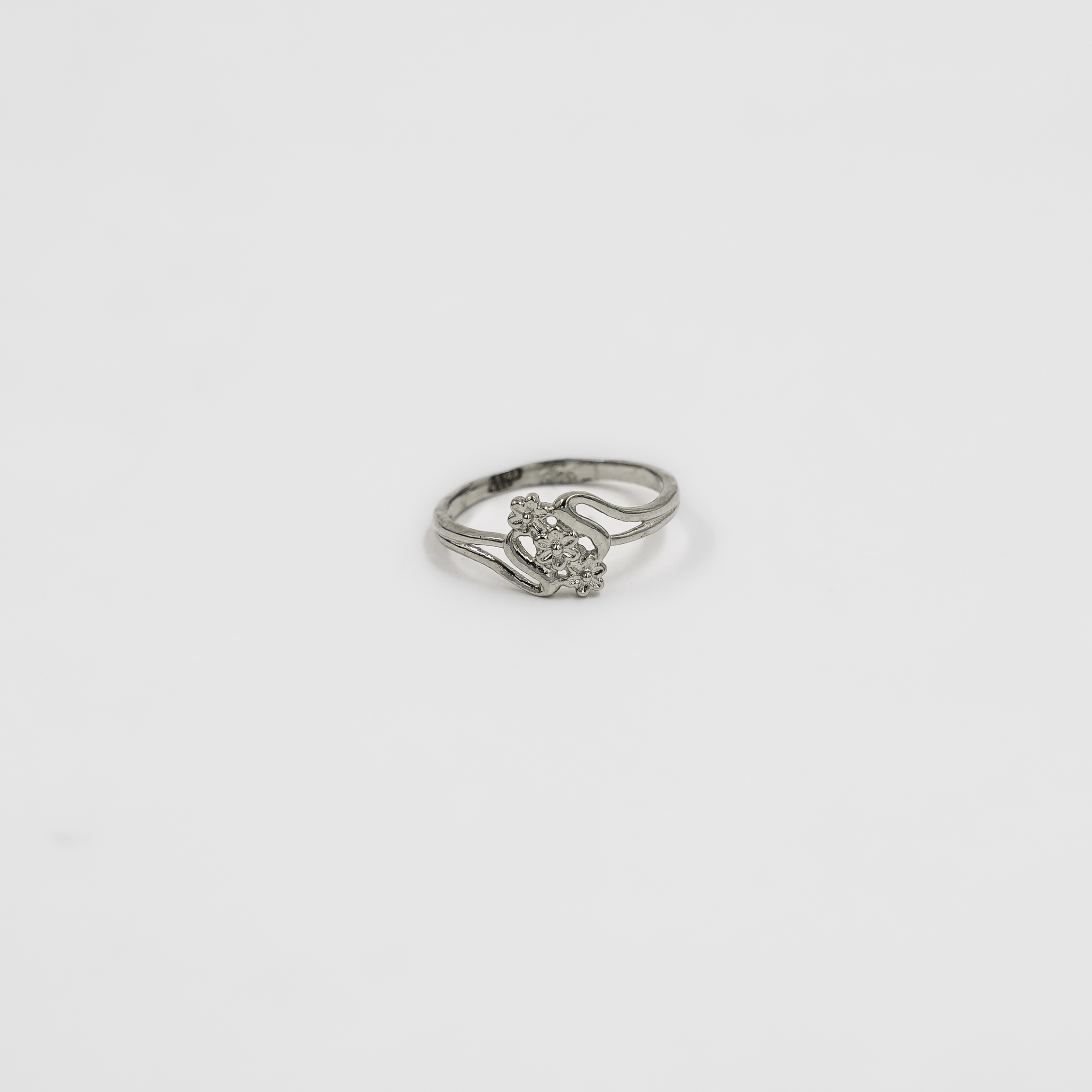Elegant Sterling Silver Floral Finger Ring