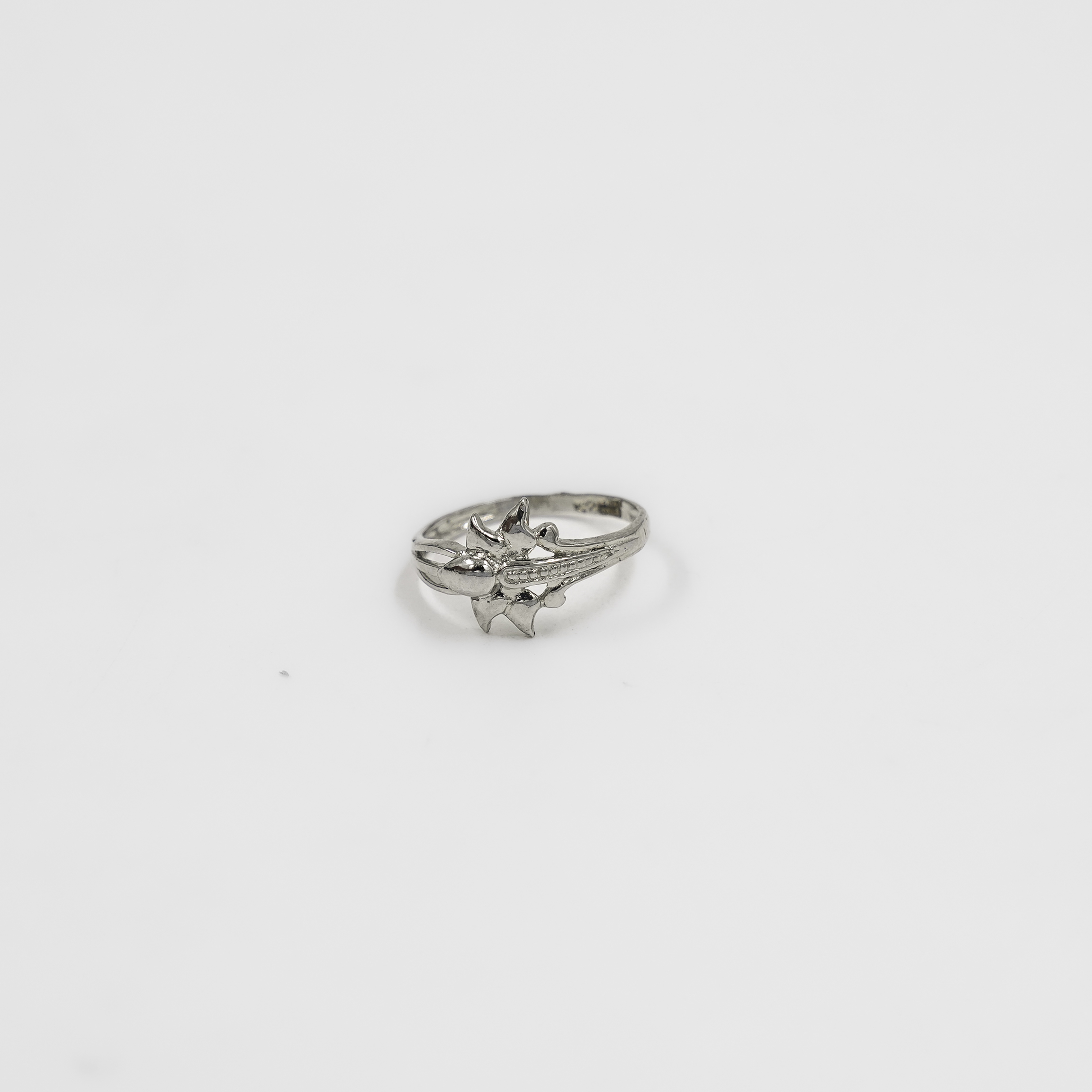 Elegant Silver Plated Ring With Floral
