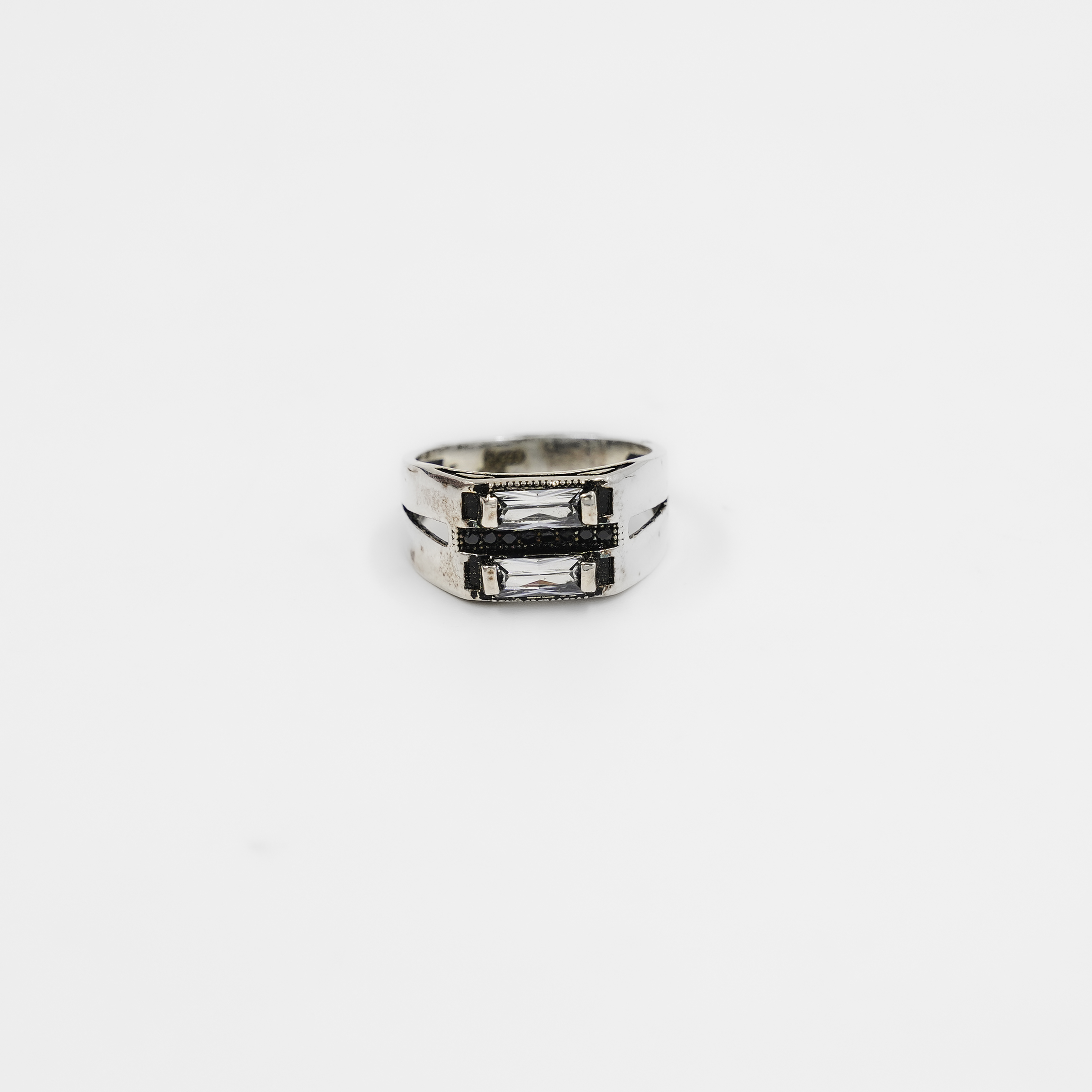 Stylish Silver Ring With Geometric Crystal