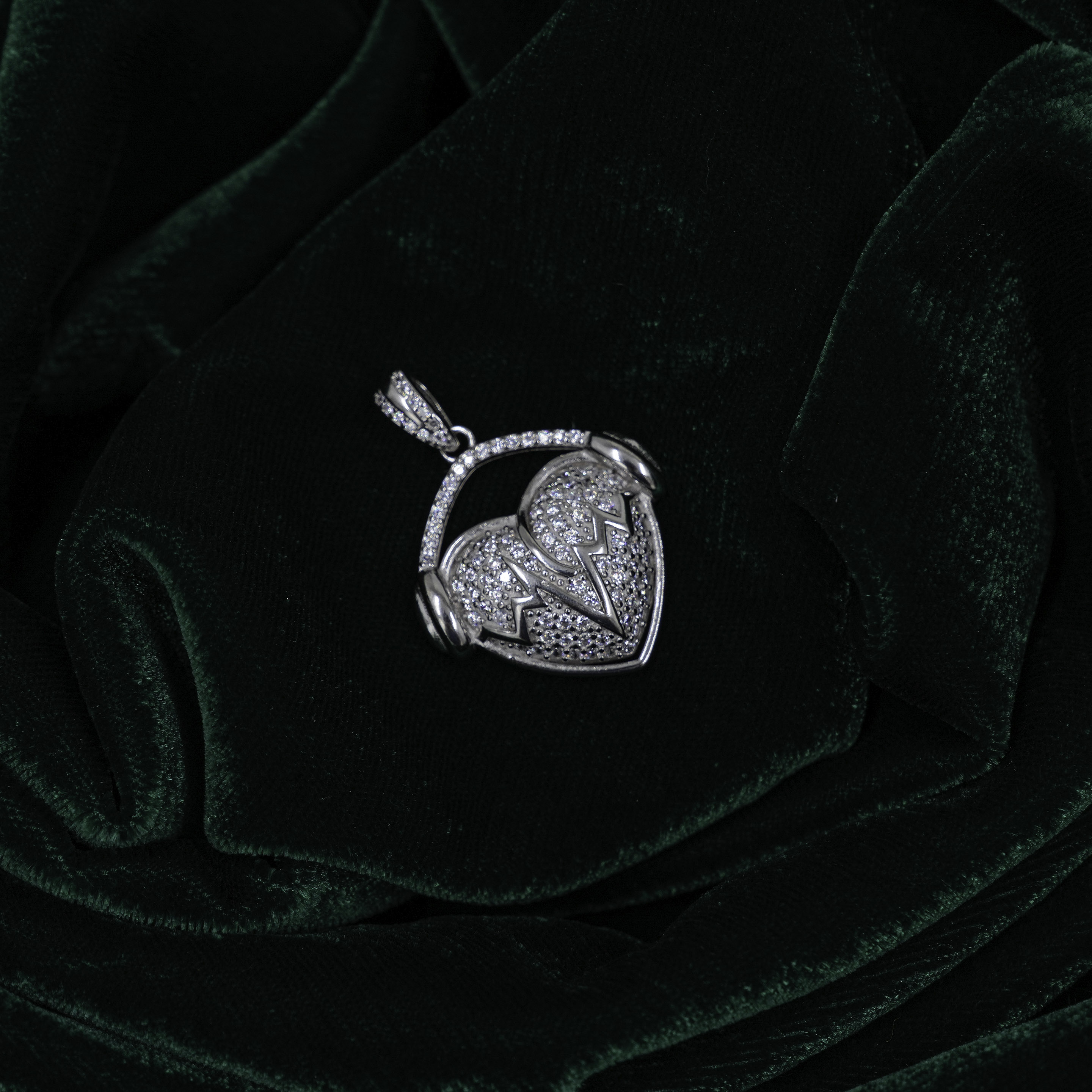 Elegant Silver Heart Pendant With Headphones