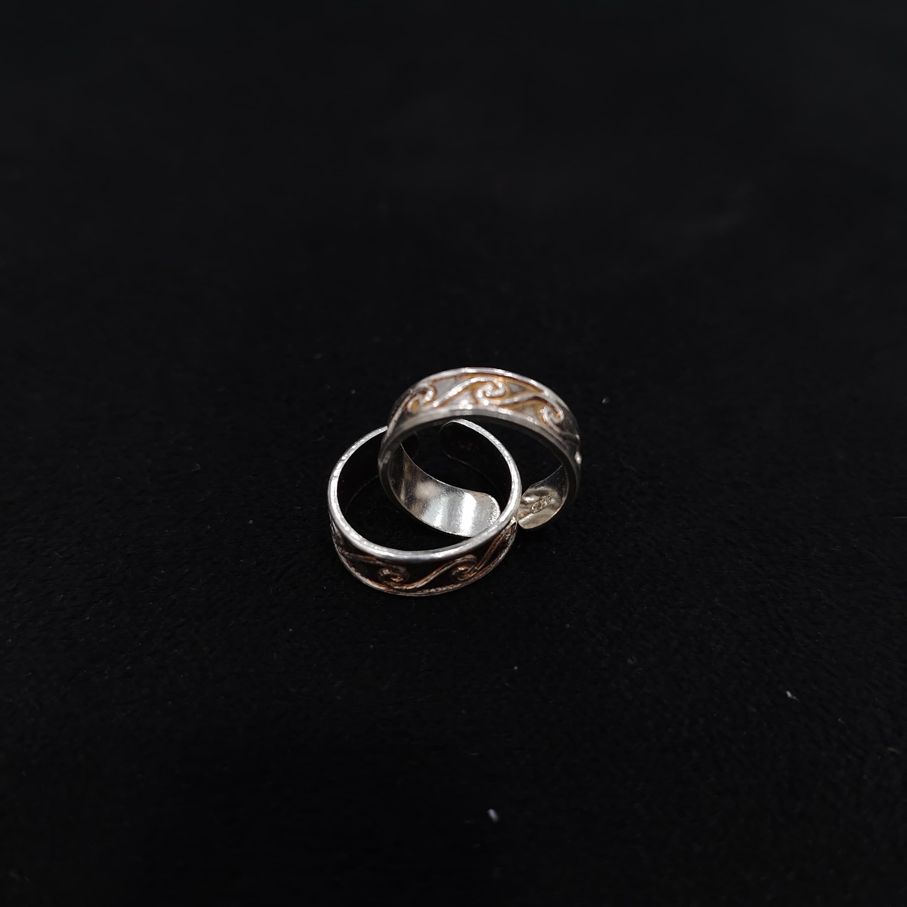 Classic Dual-Tone Engraved Toe Ring in 92.5 Silver