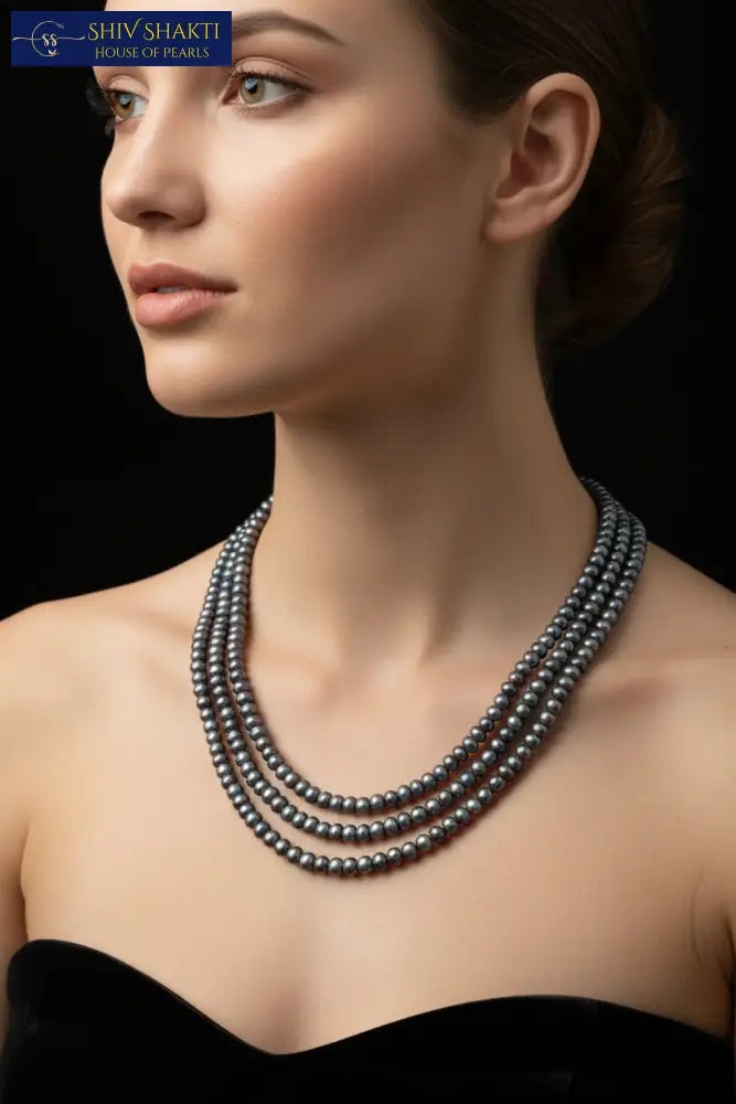 3 Line Black Attractive Necklace