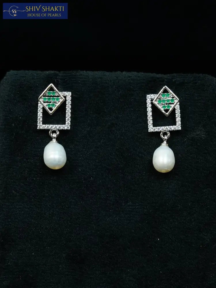 Emerald Pearl Dangle Earring