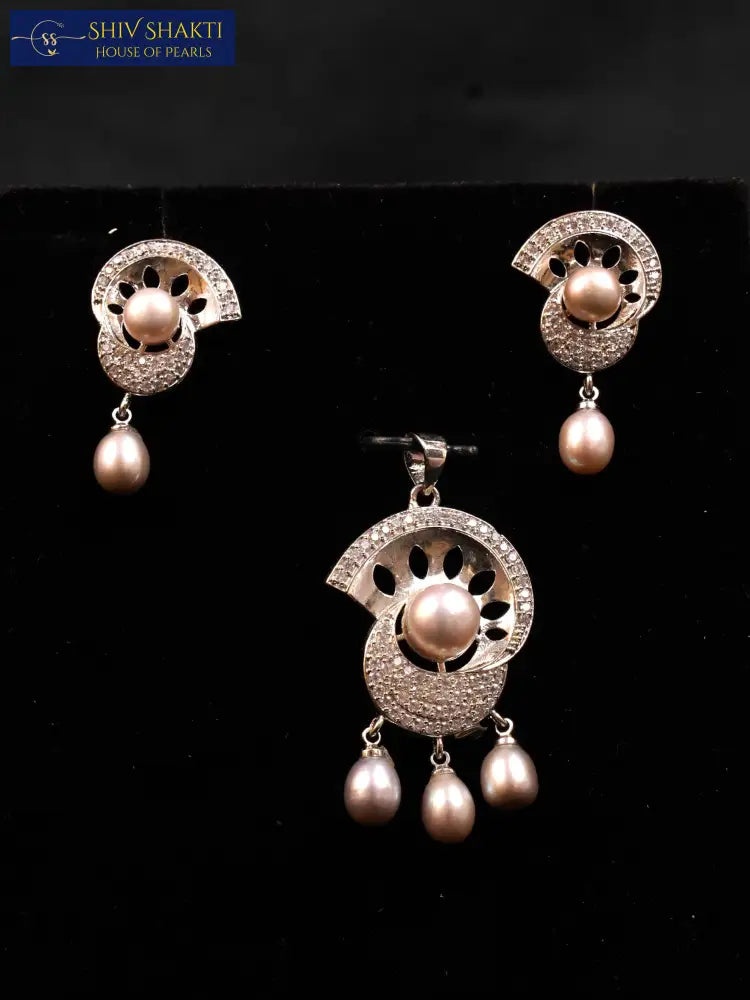 The Queens Pearl Set