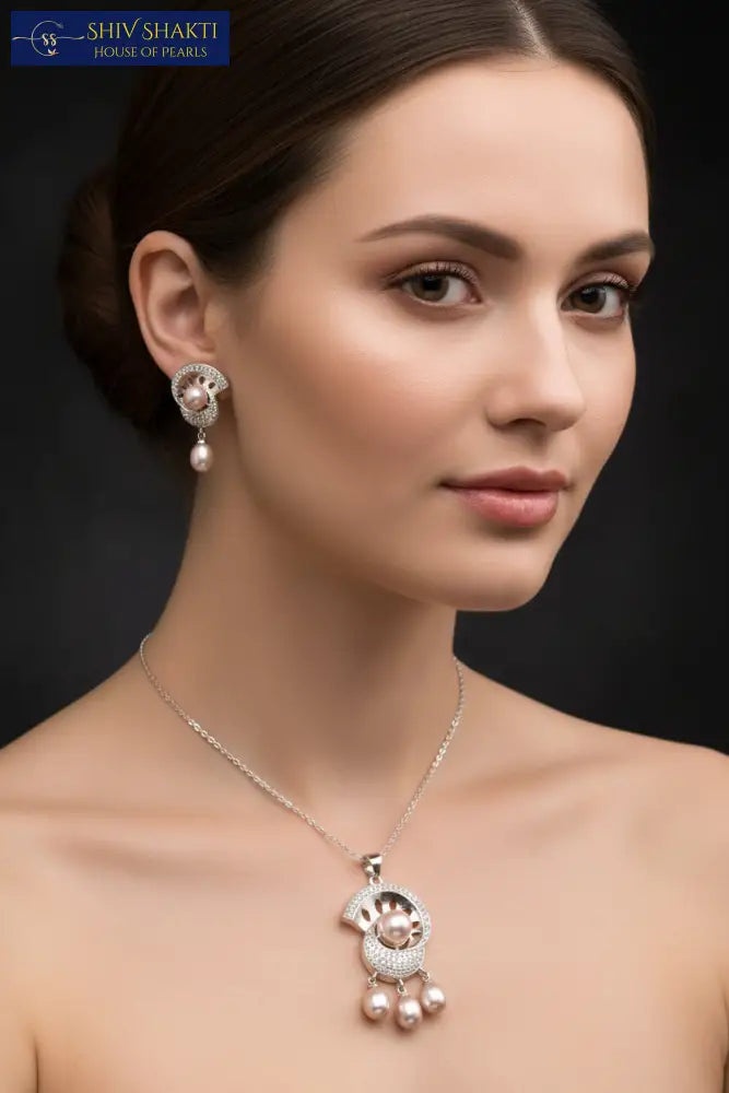 The Queens Pearl Set