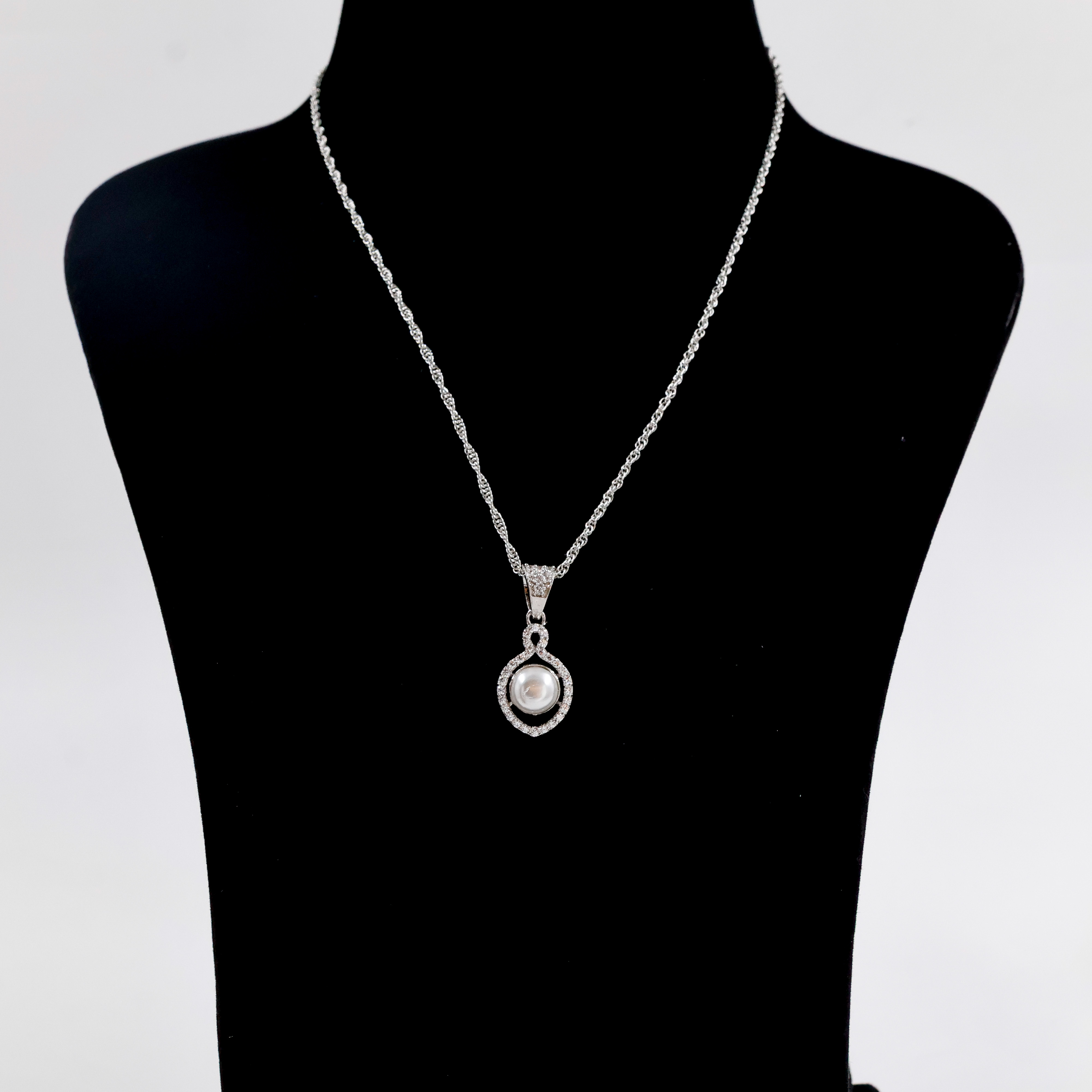 White Pearl Silver Pendant & Chain