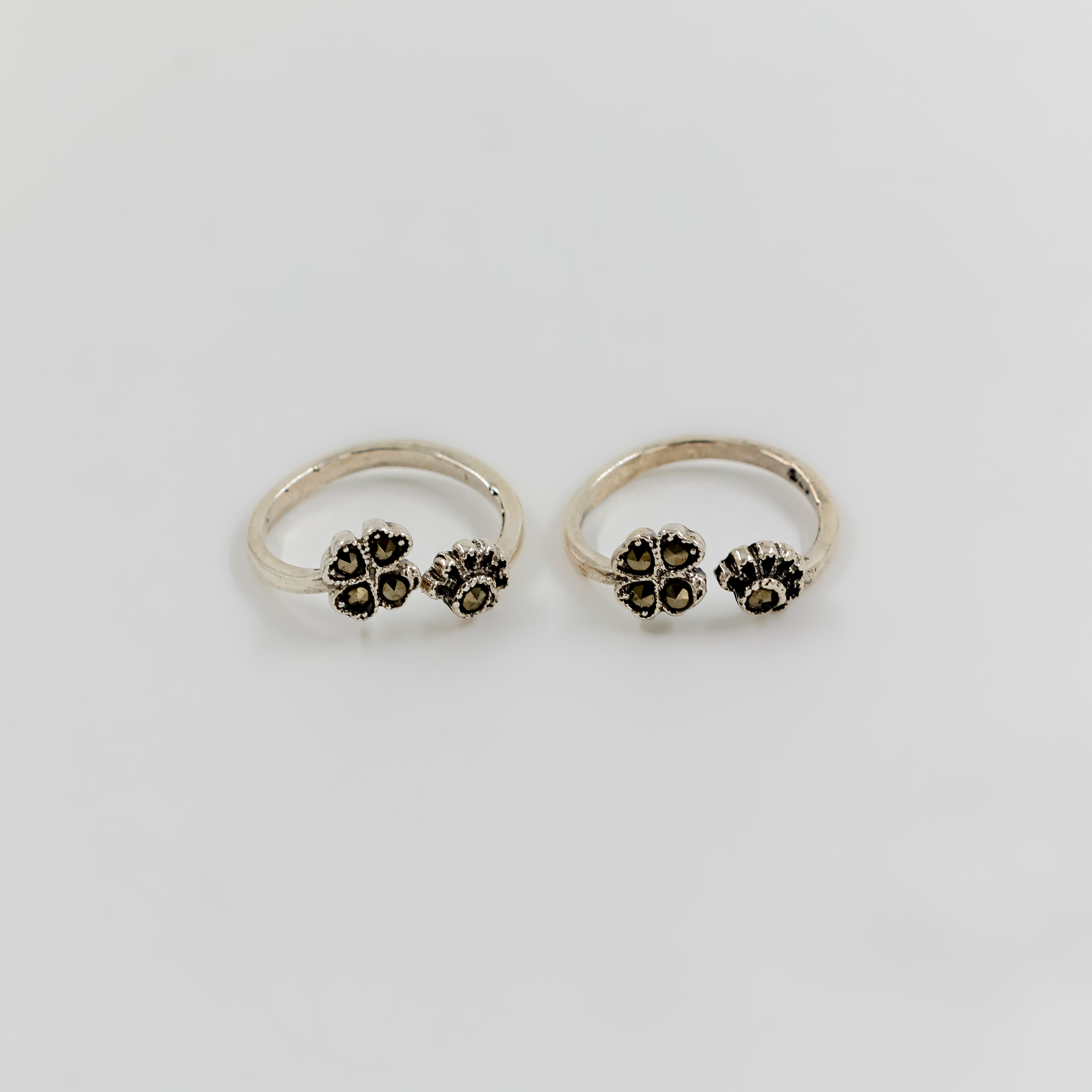 Clover Charm Silver Toe Ring