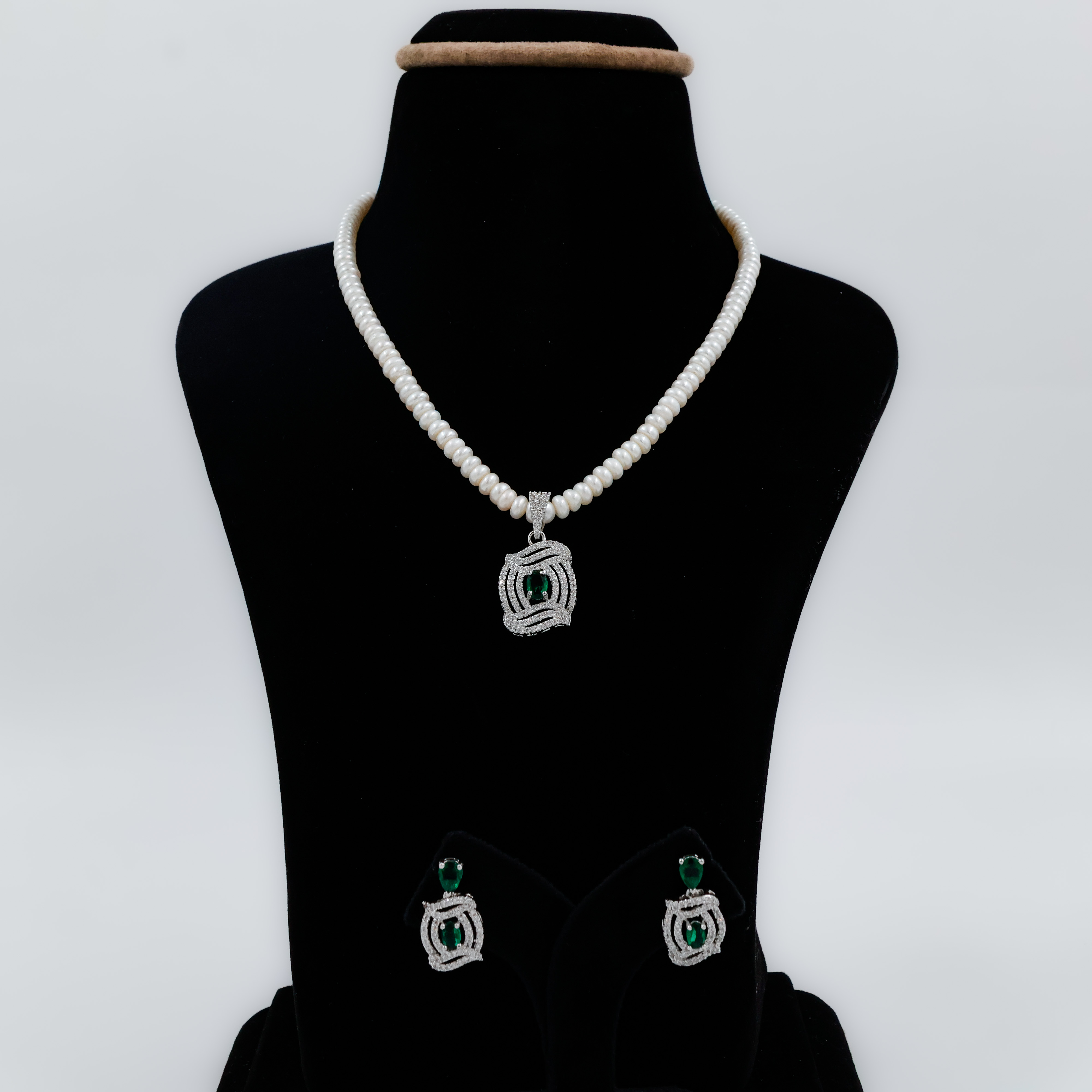 Emerald Echo Pearls Set