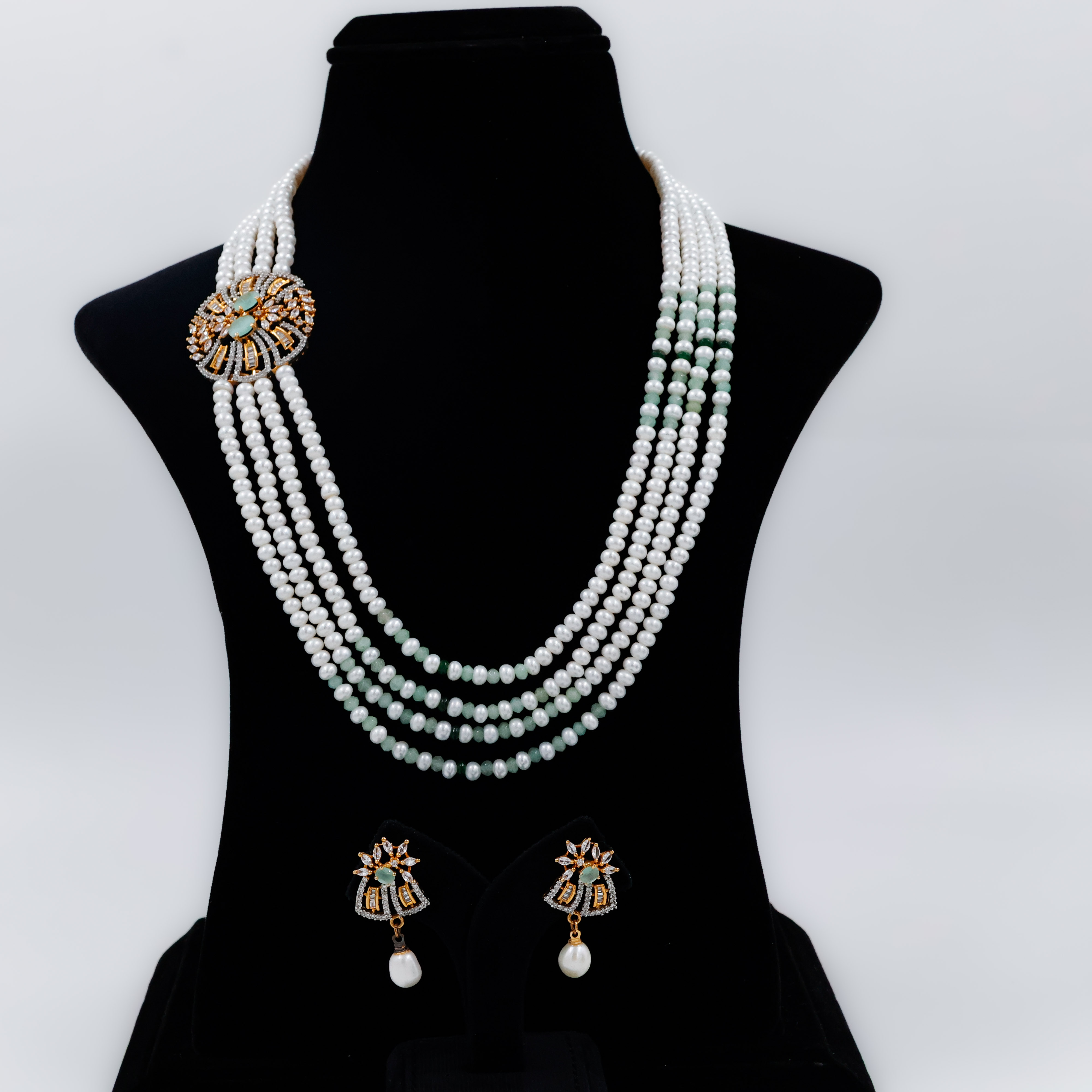 Heritage Queen Layered Pearl Set - 