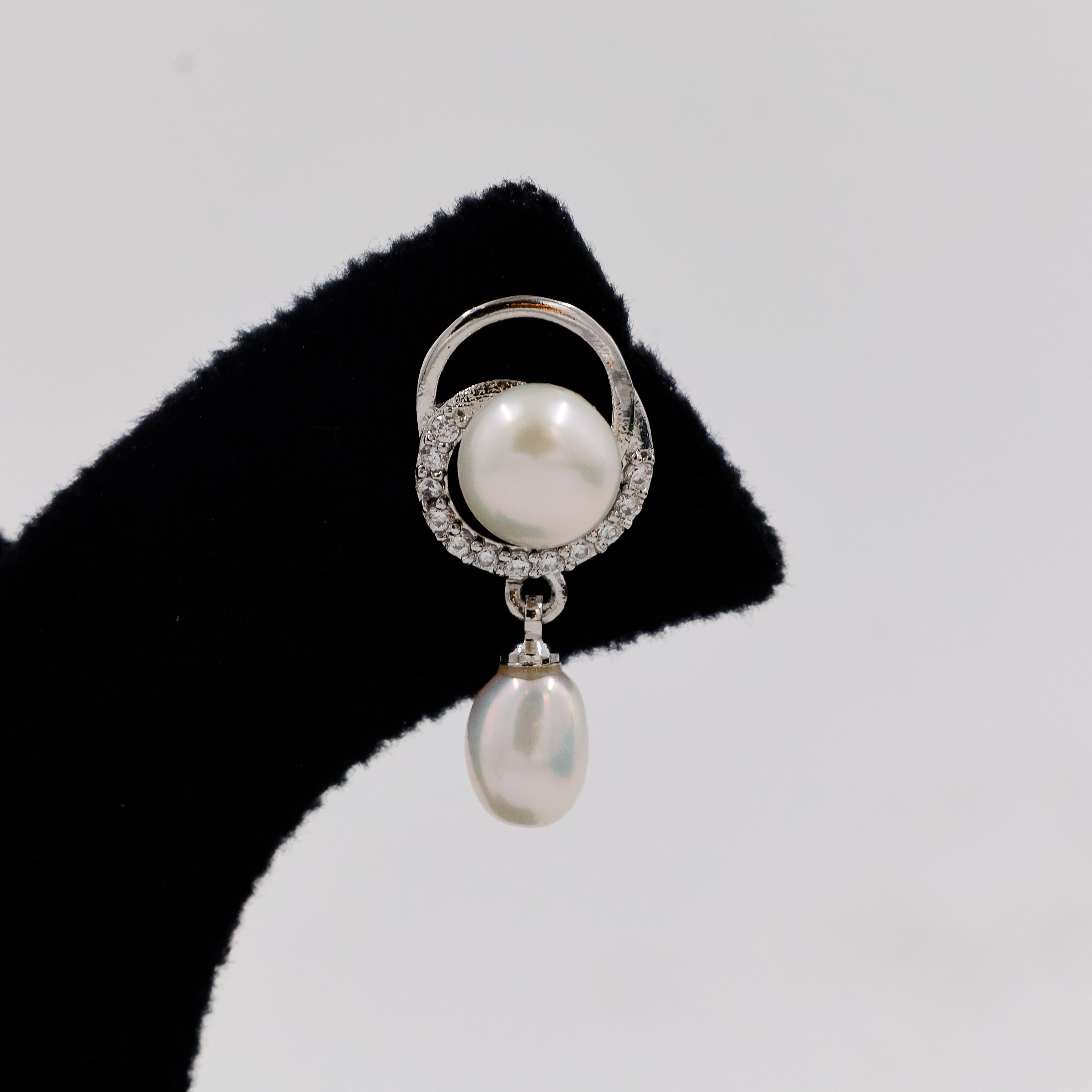 Dangling Pearl Drop Earrings - 