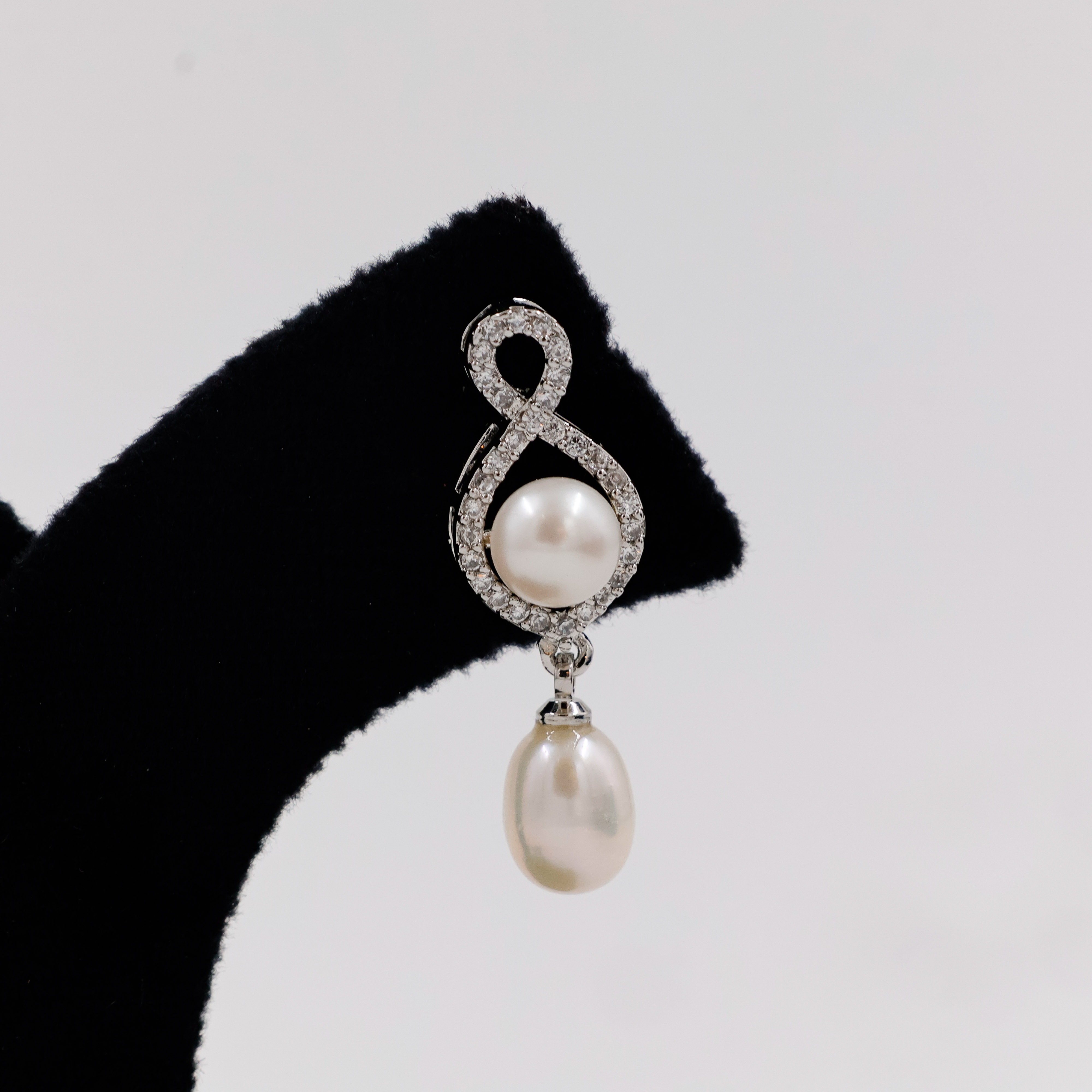Royal Drape Pearl Earrings - 