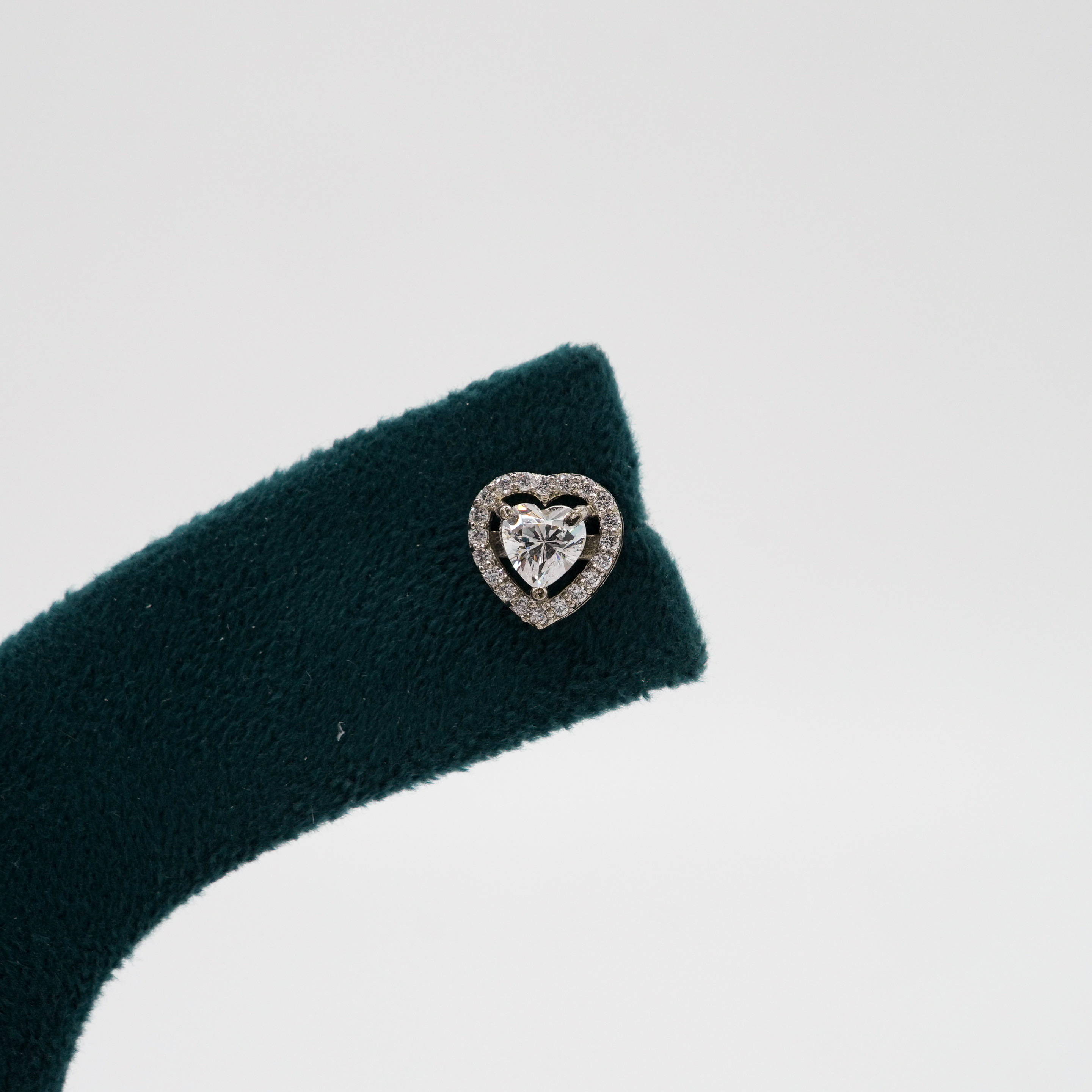 Tulasii - The Concept Jewelry - Silver Heart Studs