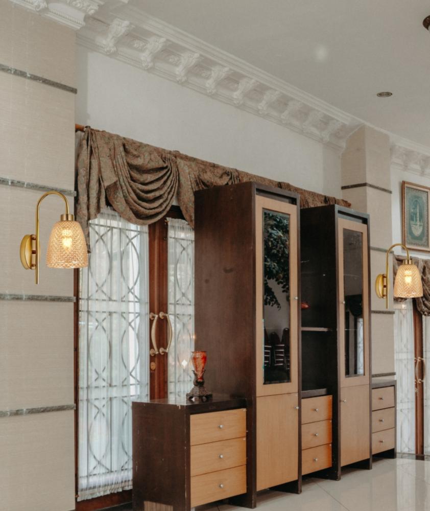 Beyond Lights - Gold Wall Light